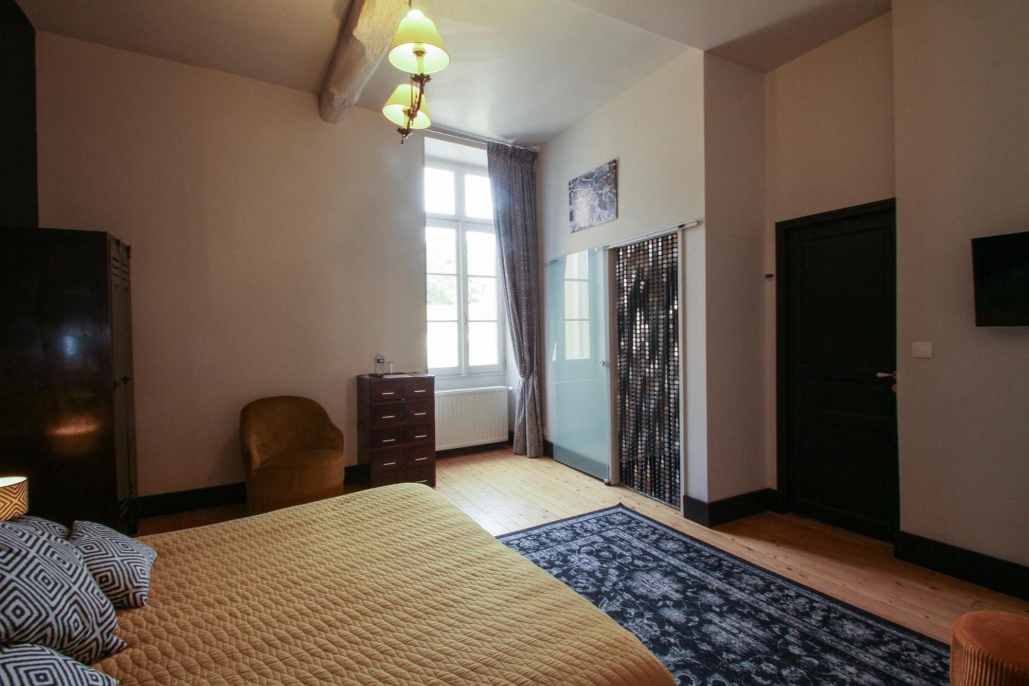 Le Prieure Hotell Noyers-sur-Serein Exteriör bild