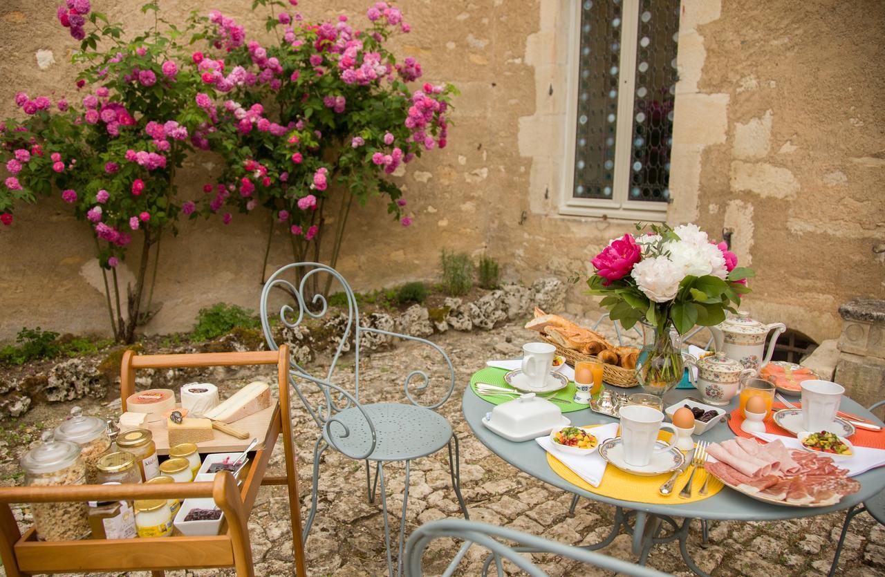 Le Prieure Hotell Noyers-sur-Serein Exteriör bild