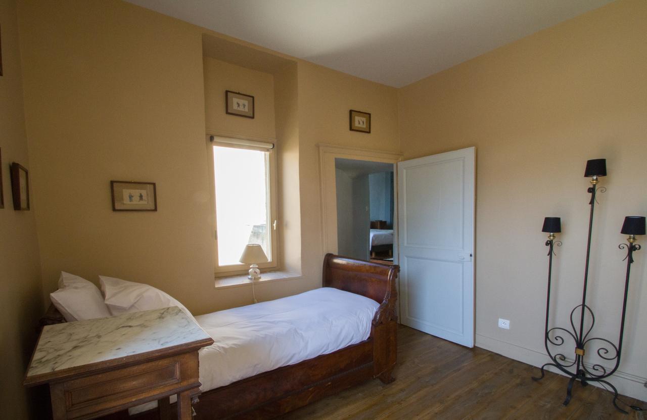 Le Prieure Hotell Noyers-sur-Serein Exteriör bild