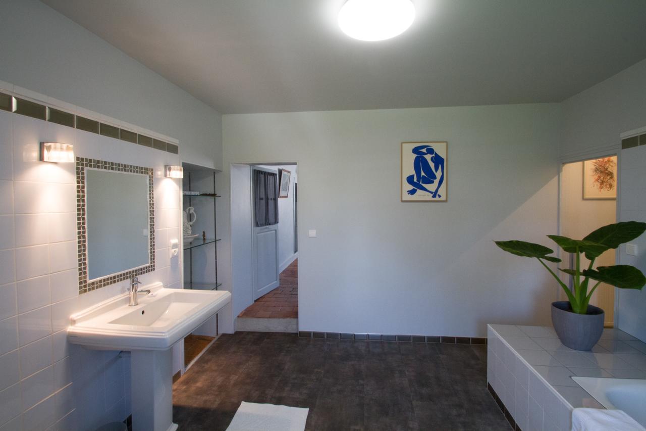Le Prieure Hotell Noyers-sur-Serein Exteriör bild